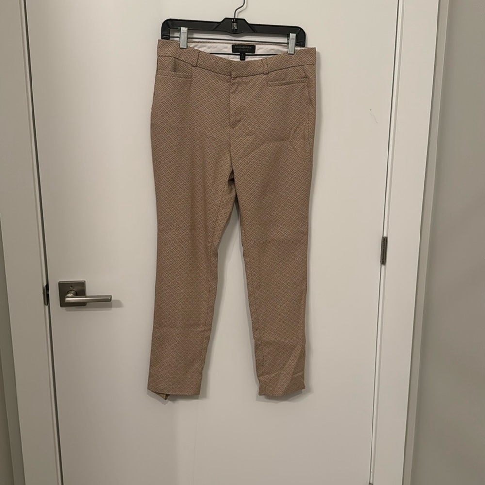 Banana Republic Sloan Curvey Fit Dress pant 
Size 6. Inseam 26 inches.